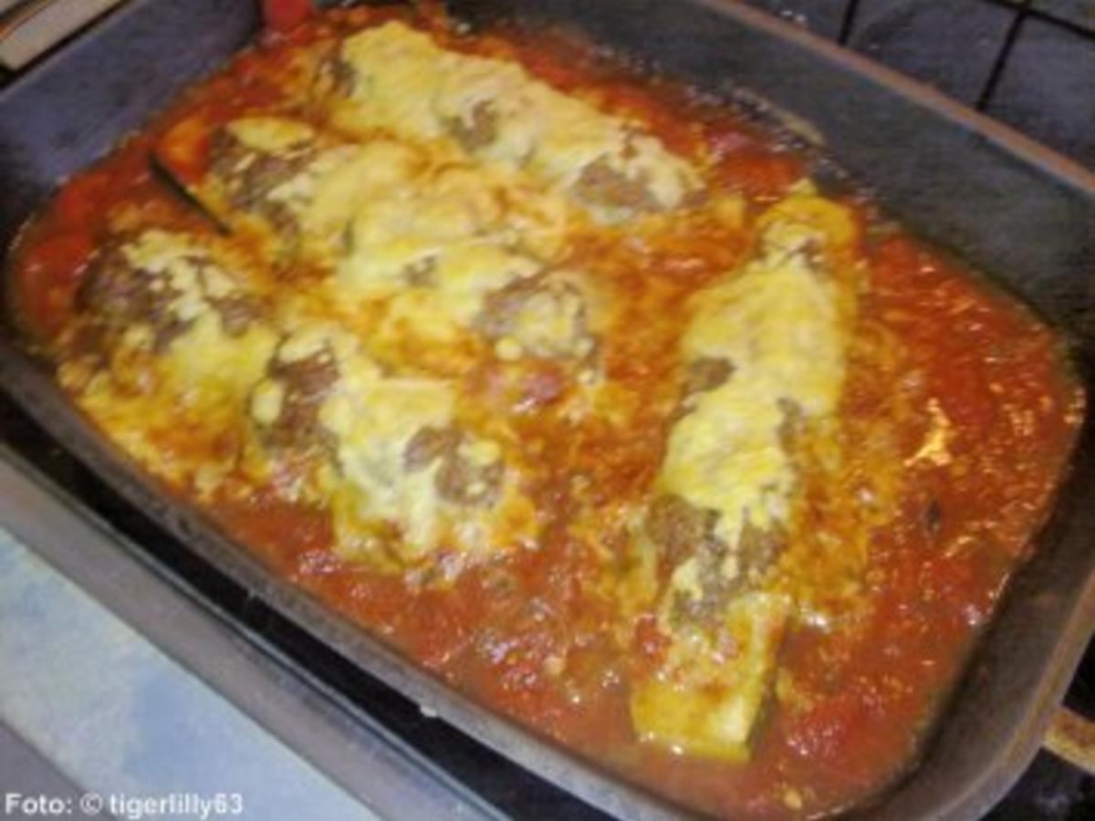 Gefüllte Zucchini in Tomatensauce - einfach - von tigerlilly63