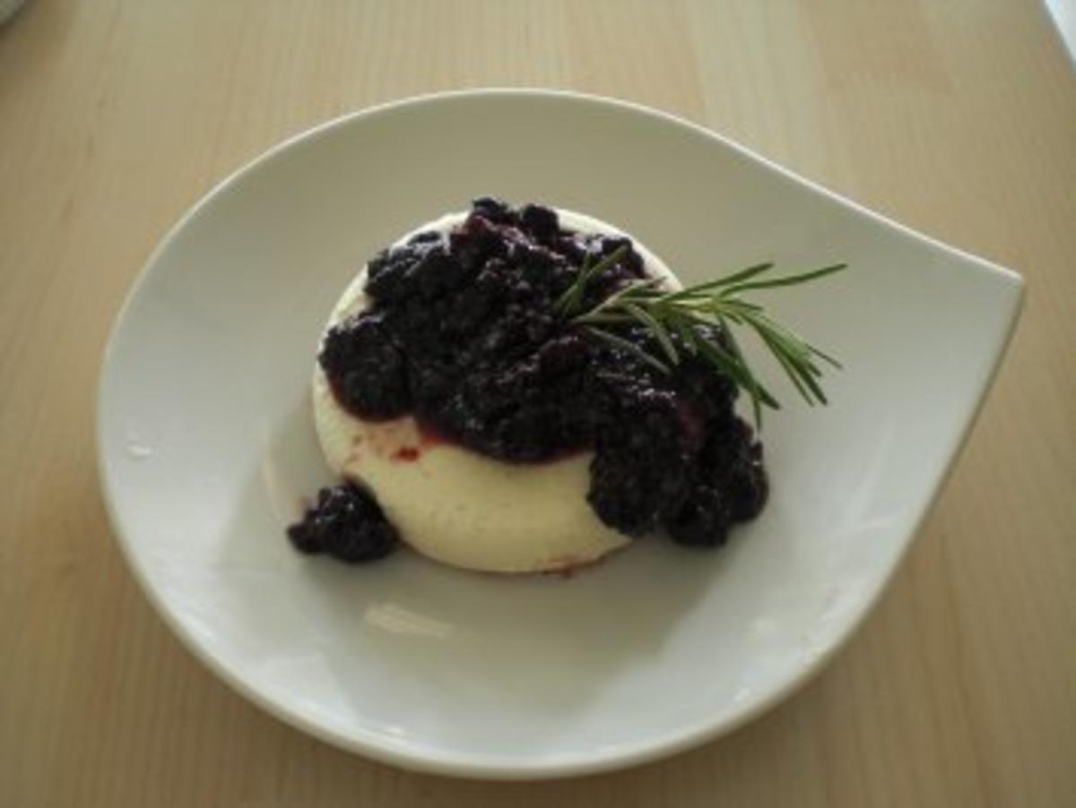 Bilder für Brombeeren in Rosmarin-Portweinreduktion an Vanille-Schmand-Parfait - Rezept