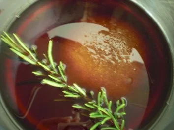 Rezept: Brombeeren in Rosmarin-Portweinreduktion an Vanille-Schmand-Parfait Bild Nr. 2 Brombeeren in Rosmarin-Portweinreduktion an Vanille-Schmand-Parfait - Rezept - Bild Nr. 2