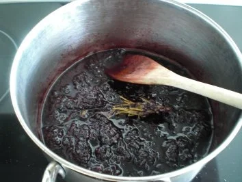 Rezept: Brombeeren in Rosmarin-Portweinreduktion an Vanille-Schmand-Parfait Bild Nr. 4 Brombeeren in Rosmarin-Portweinreduktion an Vanille-Schmand-Parfait - Rezept - Bild Nr. 4