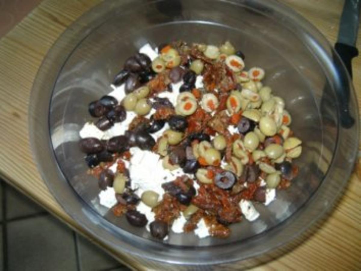 Nudelsalat mit getrochneten Tomaten, Oliven und Schafskäse (mit Bild ...
