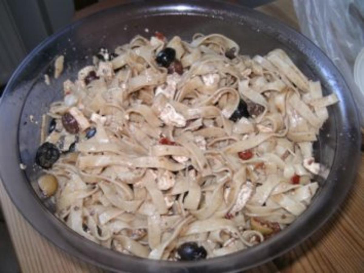 Nudelsalat mit getrochneten Tomaten, Oliven und Schafskäse (mit Bild) - Rezept - Bild Nr. 2