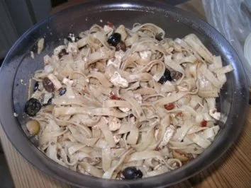 Nudelsalat mit getrochneten Tomaten, Oliven und Schafskäse (mit Bild) - Rezept - Bild Nr. 2