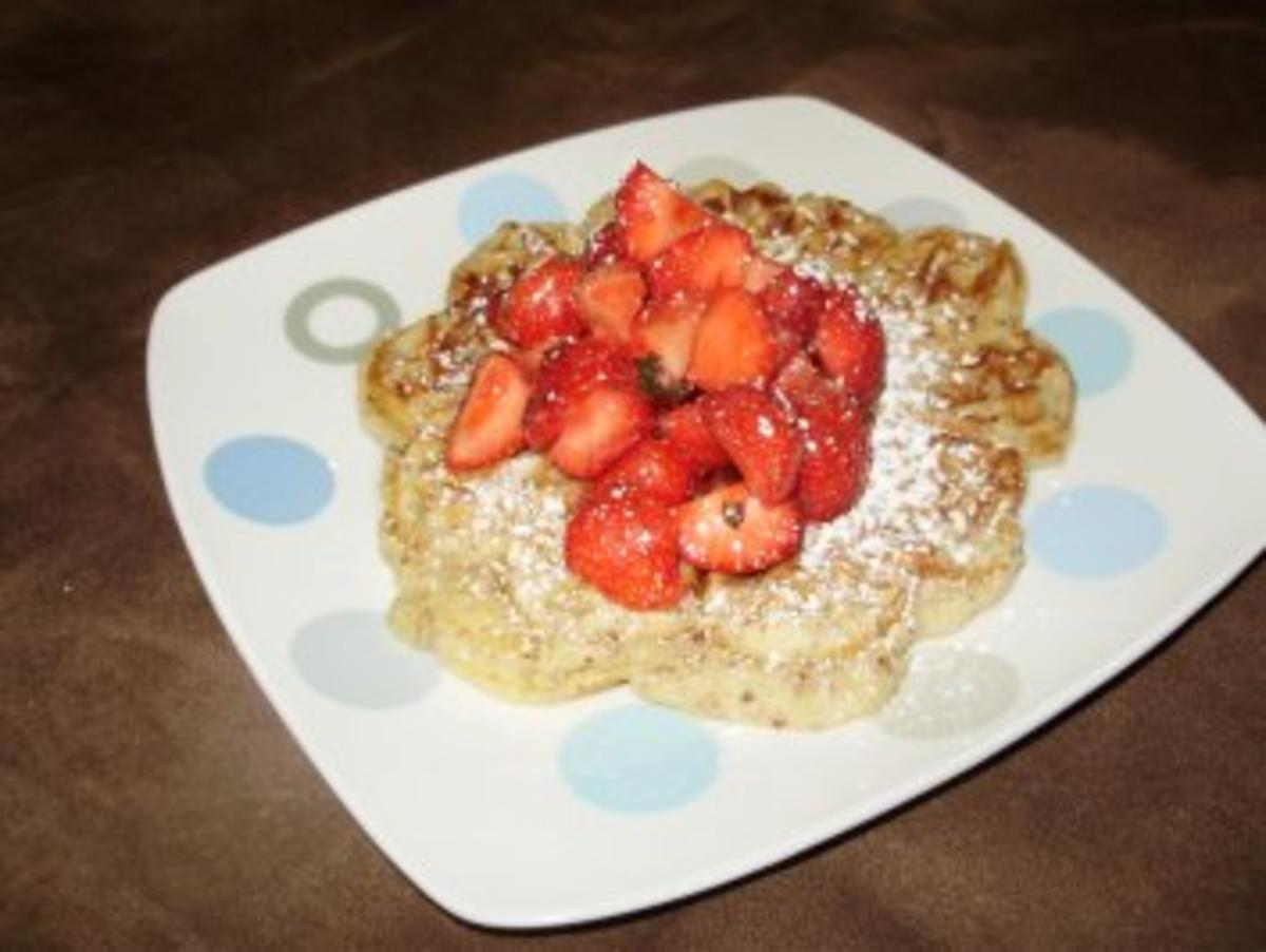 Nuss - Quarkwaffeln mit gewürzten Erdbeeren - Rezept - kochbar.de