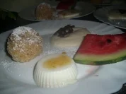 Kokos-Panna-Cotta mit Nougat-Knödel und Orangen-Quark-Flammerie - Rezept