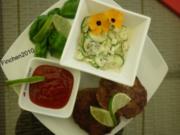 Ingwer-Limetten-Frikadellen vom Grill mit Gurkensalat und kalter Tomatensauce - Rezept