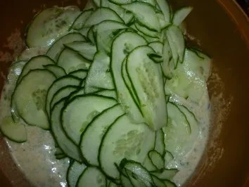 Rezept: Ingwer-Limetten-Frikadellen vom Grill mit Gurkensalat und kalter Tomatensauce Bild Nr. 5 Ingwer-Limetten-Frikadellen vom Grill mit Gurkensalat und kalter Tomatensauce - Rezept - Bild Nr. 5