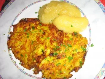 Rezept: Kartoffel-Karotten-Puffer mit Apfelmus Kartoffel-Karotten-Puffer mit Apfelmus - Rezept
