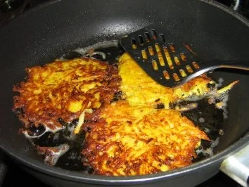 Rezept: Kartoffel-Karotten-Puffer mit Apfelmus Bild Nr. 5 Kartoffel-Karotten-Puffer mit Apfelmus - Rezept - Bild Nr. 5