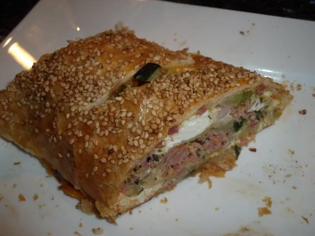 Pikanter Blätterteig-Strudel mit Zucchini und Schinken; auch als Vorspeise geeignet - Rezept