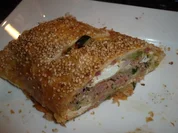 Pikanter Blätterteig-Strudel mit Zucchini und Schinken; auch als Vorspeise geeignet - Rezept