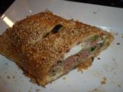 Pikanter Blätterteig-Strudel mit Zucchini und Schinken; auch als Vorspeise geeignet - Rezept