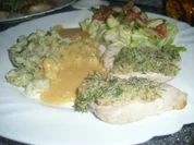 Schweinemedaillons unter Kräuterkruste mit Kräuter-Knöpfle, Salat und Gemüsesauce - Rezept