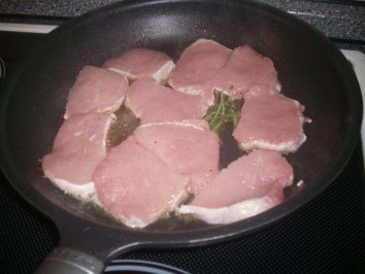 Schweinemedaillons unter Kräuterkruste mit Kräuter-Knöpfle, Salat und Gemüsesauce - Rezept - Bild Nr. 3