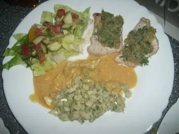 Schweinemedaillons unter Kräuterkruste mit Kräuter-Knöpfle, Salat und Gemüsesauce - Rezept - Bild Nr. 2