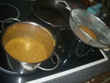 Schweinemedaillons unter Kräuterkruste mit Kräuter-Knöpfle, Salat und Gemüsesauce - Rezept - Bild Nr. 5