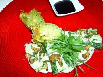 Vegetarisch gefüllte Zucchiniblüten mit  Pfifferling-Kräuterschaum - Rezept - Bild Nr. 2