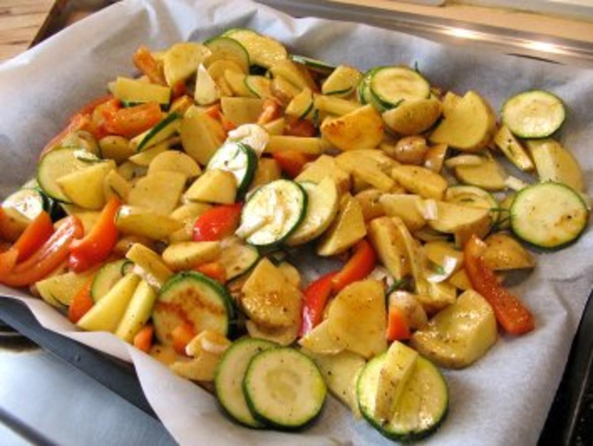 Kartoffeln und Rosmaringemüse aus dem Ofen - Rezept - kochbar.de