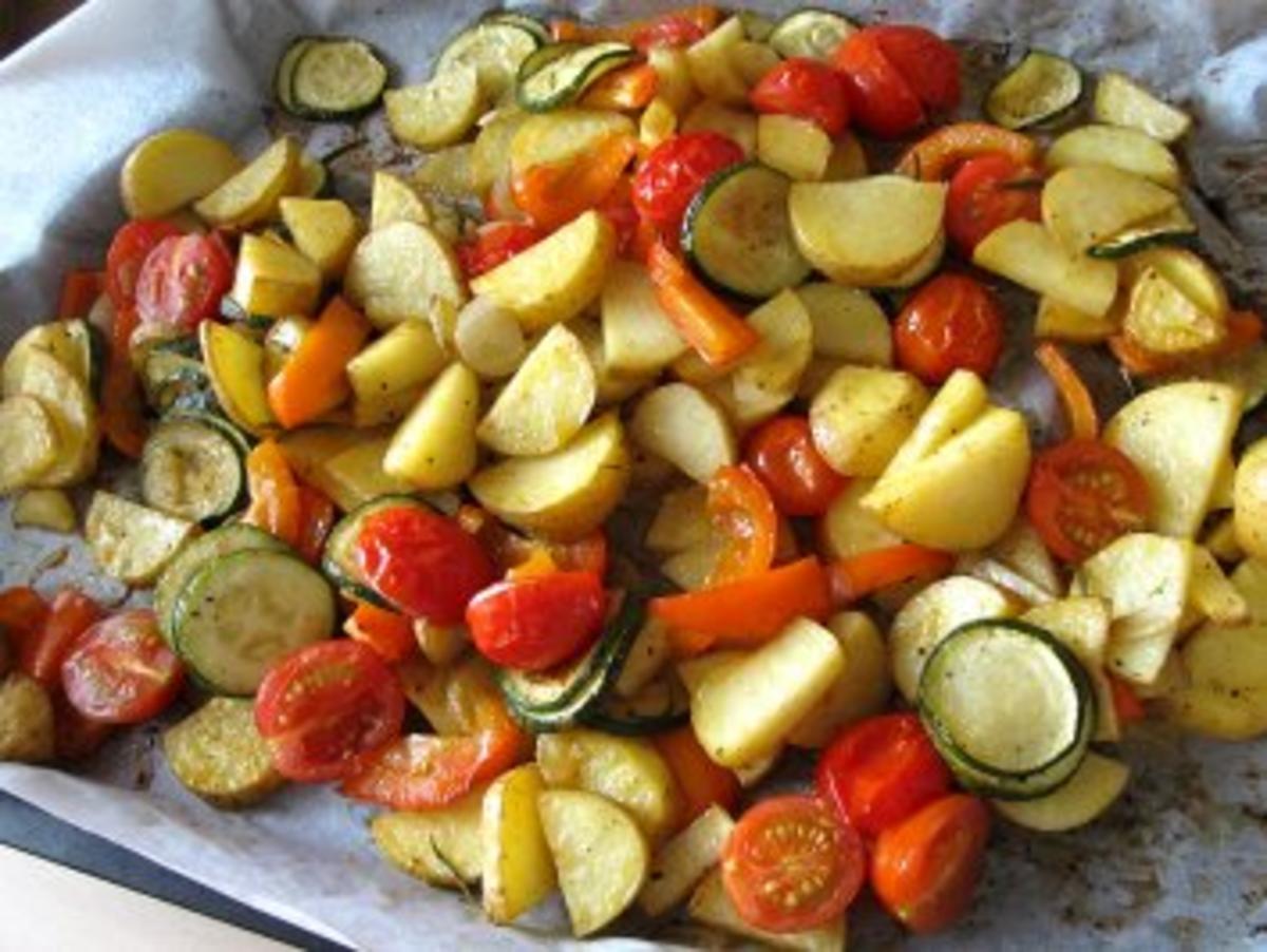 Kartoffeln und Rosmaringemüse aus dem Ofen - Rezept - Bild Nr. 3