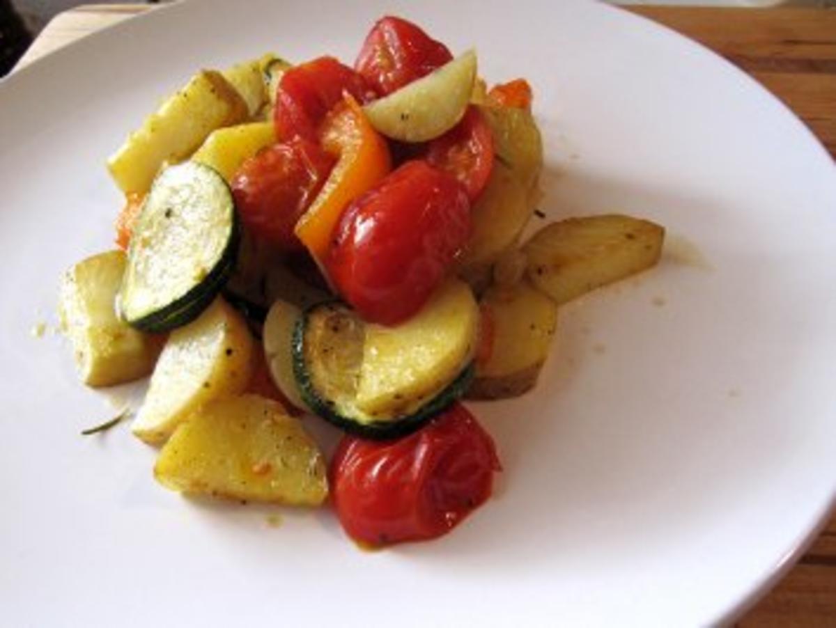 Kartoffeln und Rosmaringemüse aus dem Ofen - Rezept