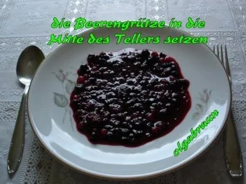 Erdbeer-Wichtel mit Beerengrütze und Vanillesauce - Rezept - Bild Nr. 5
