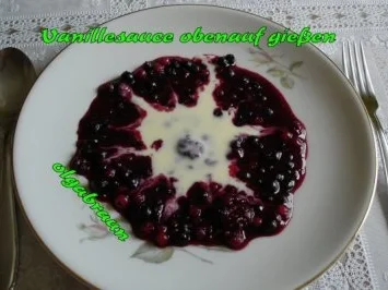 Erdbeer-Wichtel mit Beerengrütze und Vanillesauce - Rezept - Bild Nr. 6