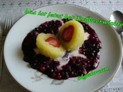 Erdbeer-Wichtel mit Beerengrütze und Vanillesauce - Rezept