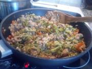 Reis-Broccolipfanne mit Hühnchen - Rezept