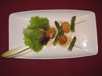 Jakobsmuscheln am Spieß auf Salatbukett in Pink-Grapefruit-Vinaigrette - Rezept