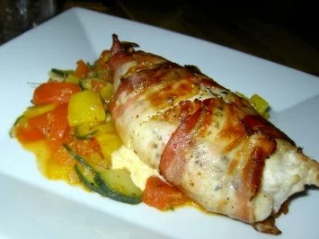 Fruchtig gefüllte Hähnchenbrust auf Sommergemüse - Rezept