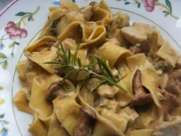 Geflügel-Geschnetzeltes im Pfifferlingssahnesud - Rezept