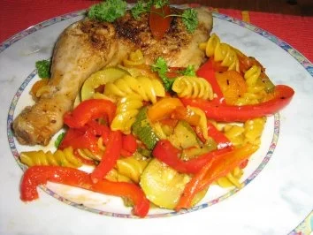 Rezept: Hähnchenschenkelpfanne mit mediterenem Gemüse Hähnchenschenkelpfanne mit mediterenem Gemüse - Rezept