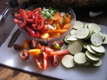 Rezept: Hähnchenschenkelpfanne mit mediterenem Gemüse Bild Nr. 3 Hähnchenschenkelpfanne mit mediterenem Gemüse - Rezept - Bild Nr. 3