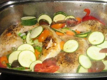 Rezept: Hähnchenschenkelpfanne mit mediterenem Gemüse Bild Nr. 4 Hähnchenschenkelpfanne mit mediterenem Gemüse - Rezept - Bild Nr. 4