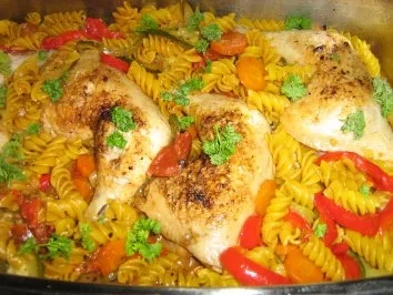 Rezept: Hähnchenschenkelpfanne mit mediterenem Gemüse Bild Nr. 6 Hähnchenschenkelpfanne mit mediterenem Gemüse - Rezept - Bild Nr. 6