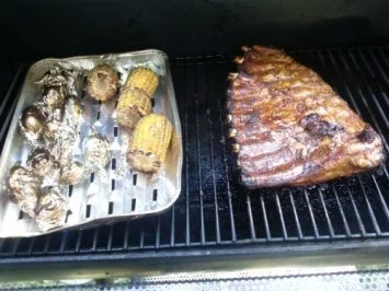 Daves Spareribs im neuen -Stil mit Folienkartoffeln und Zuckermais und Salat - Rezept