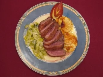 Entenbrust auf Apfel-Lauch-Sahne mit grünem Pfeffer an Süßkartoffelgratin - Rezept