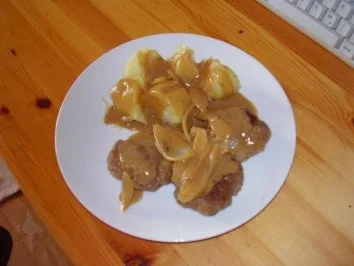 Kräuterfrikadellchen mit Zwiebelgemüse und Salzkartoffeln - Rezept