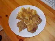 Kräuterfrikadellchen mit Zwiebelgemüse und Salzkartoffeln - Rezept