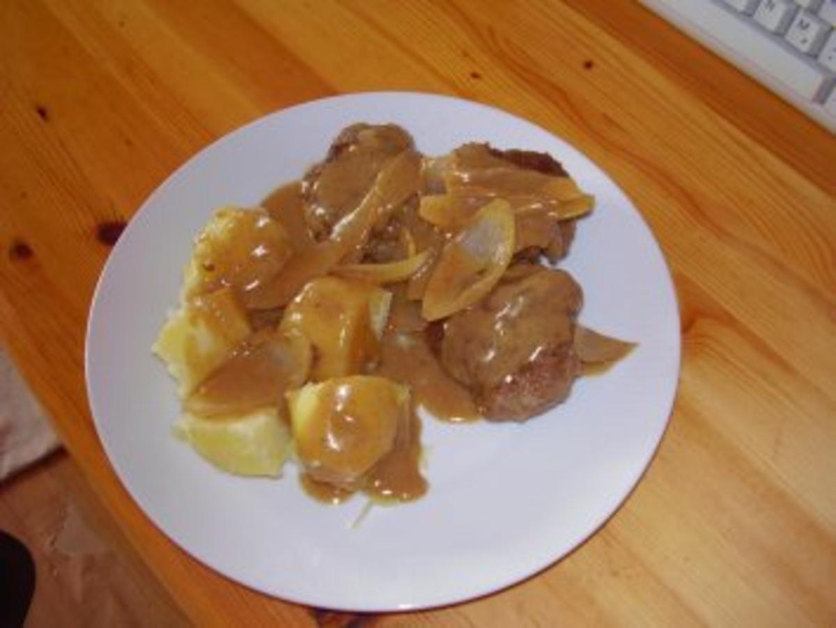 Kräuterfrikadellchen mit Zwiebelgemüse und Salzkartoffeln - Rezept - Bild Nr. 2