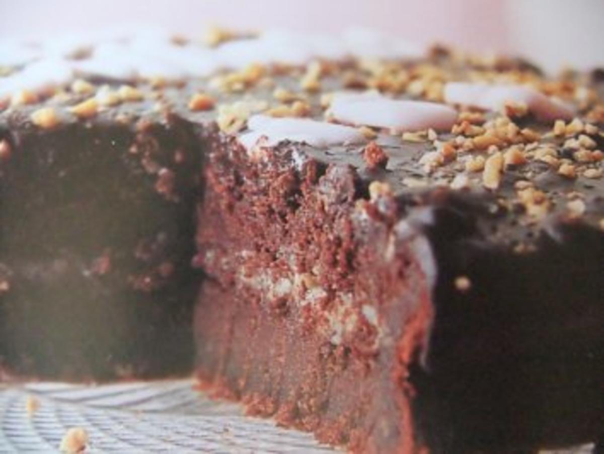 Geburtstagskuchen mit Schokolade an karamellisierten Haselnüssen - Rezept