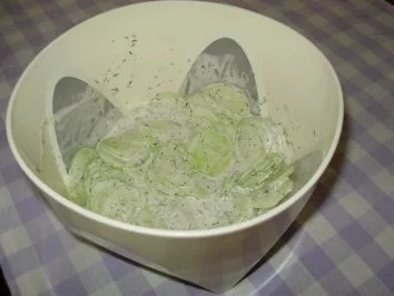 Gurkensalat mit Dill - Sahne - Dressing - Rezept