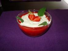 Puddingcreme mit pürierter Erdbeersauce und Zitronenmelisse - Rezept