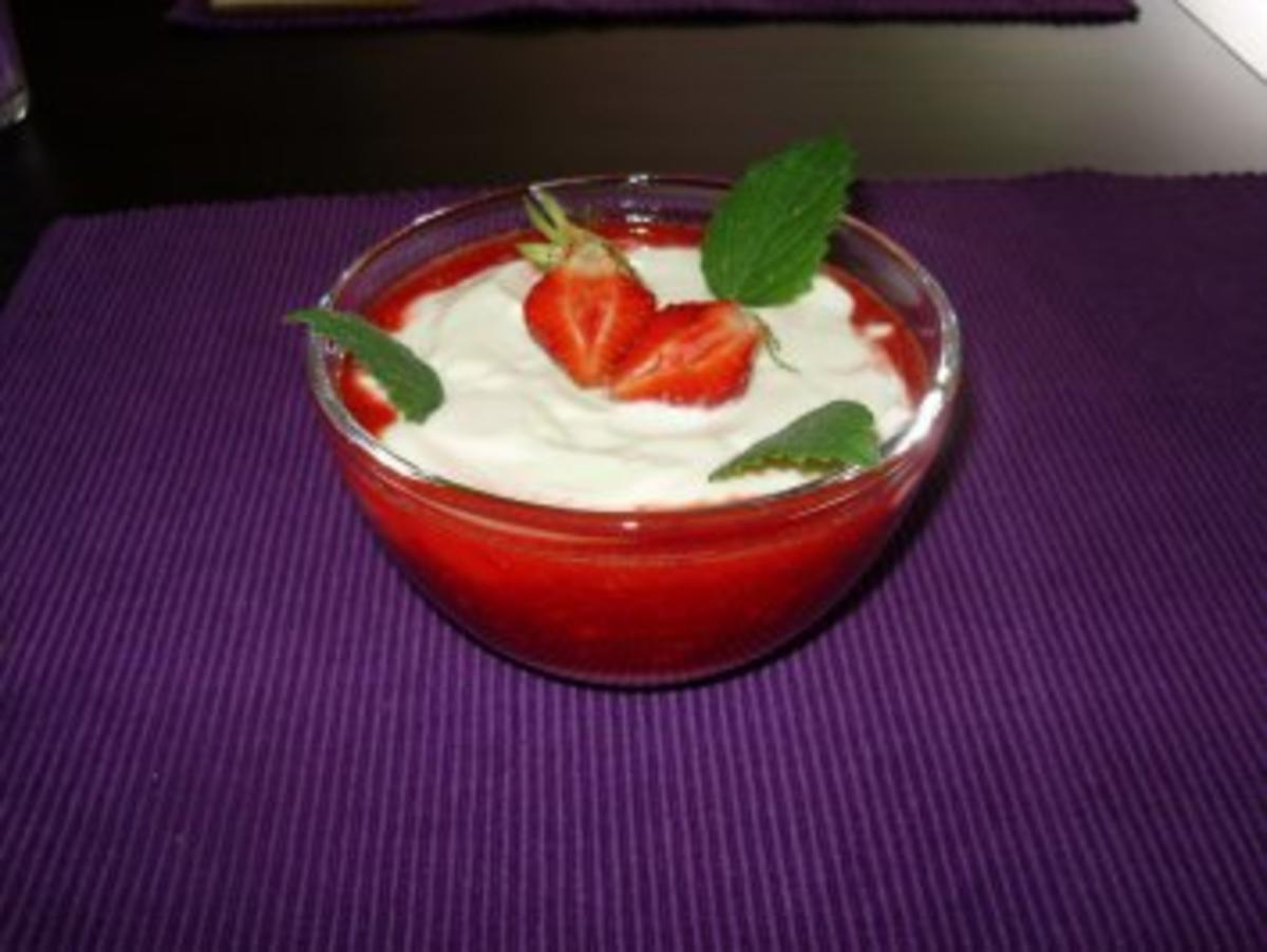 Bilder für Puddingcreme mit pürierter Erdbeersauce und Zitronenmelisse - Rezept