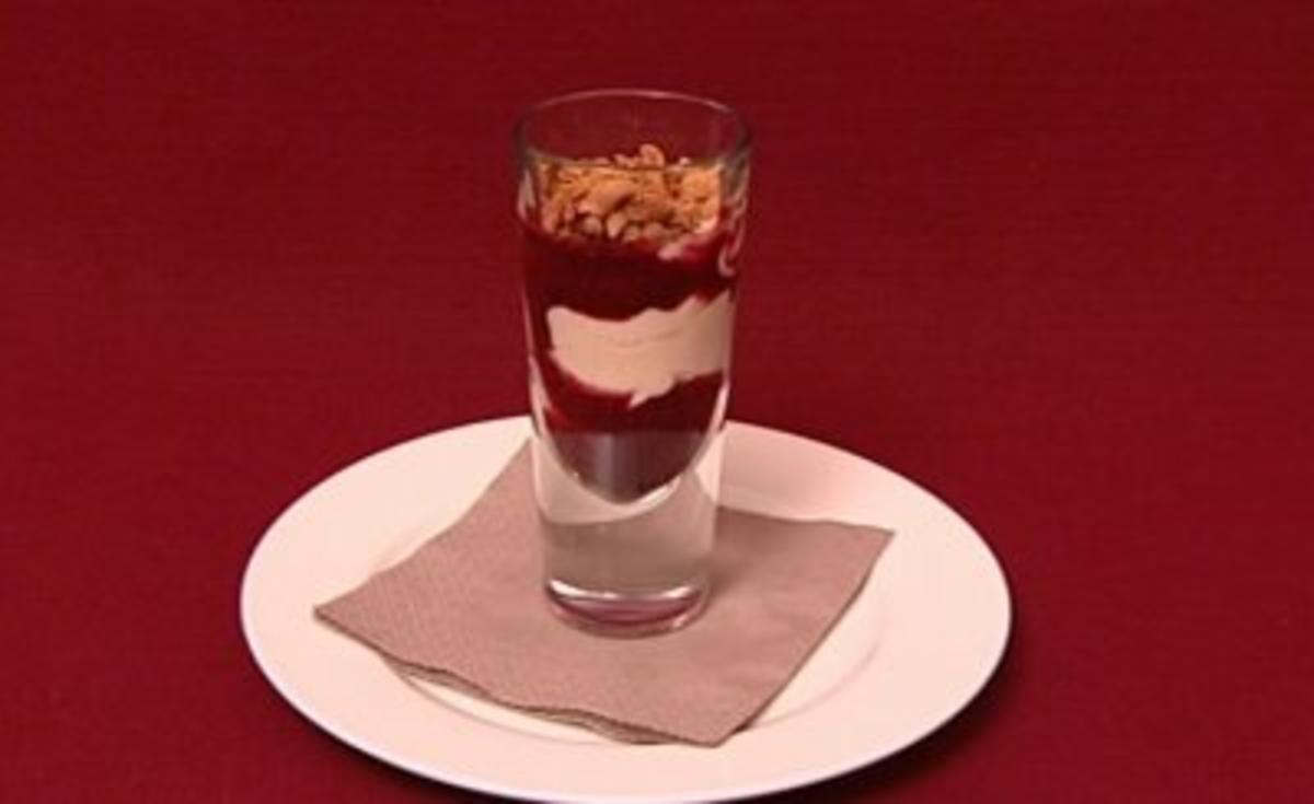 Mascarpone-Quark mit Waldbeeren-Coulis auf Cassis und Amarettini (Eric Langner) - Rezept