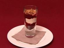 Mascarpone-Quark mit Waldbeeren-Coulis auf Cassis und Amarettini (Eric Langner) - Rezept