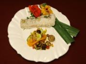 Seewolf in Bananenblättern unter einer Salzkruste an Wok-Gemüse (Estefania Küster) - Rezept