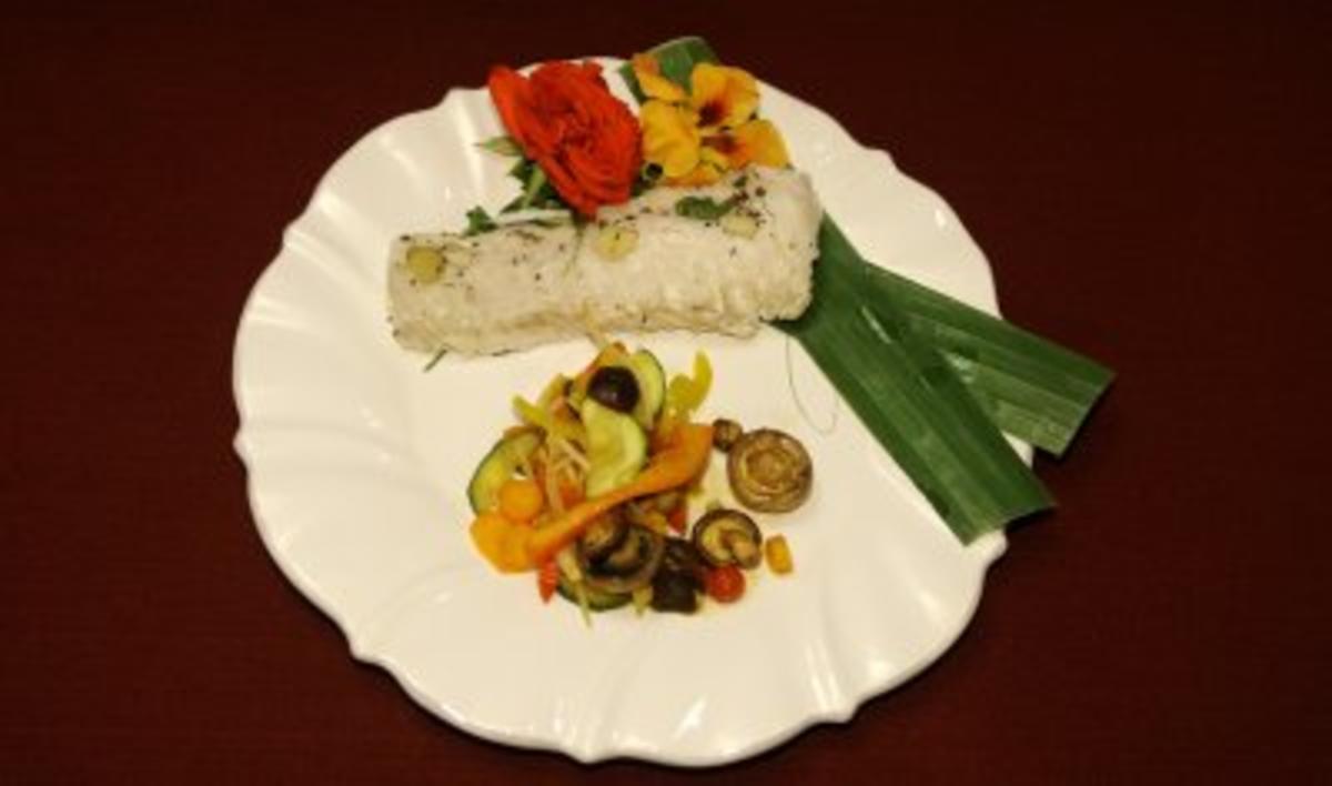 Seewolf in Bananenblättern unter einer Salzkruste an Wok-Gemüse
(Estefania Küster) - Rezept By Das perfekte Promi Dinner