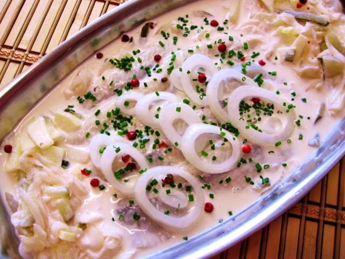 Sahneheringe .... .... mit Zwiebeln, Äpfeln und Gurken aufgepeppt ...