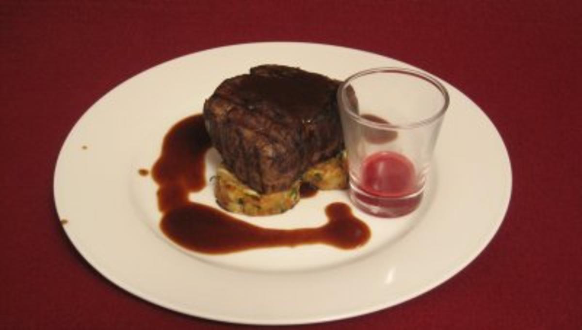 Steak mit Serviettenknödeln und Rote-Bete-Schaum an Jus - Rezept